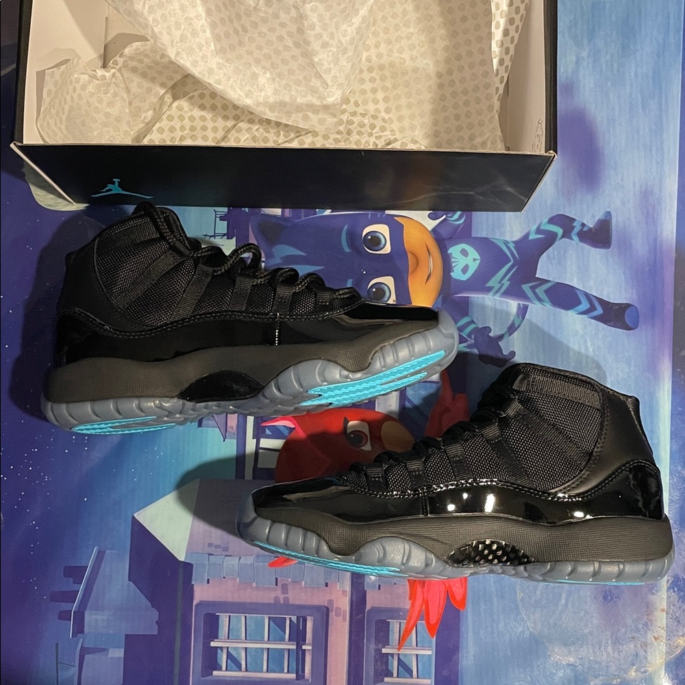 Kids Air Jordan 11 Retro Gamma
Black and Blue High-Top Sneakers - Picture 4 of 7